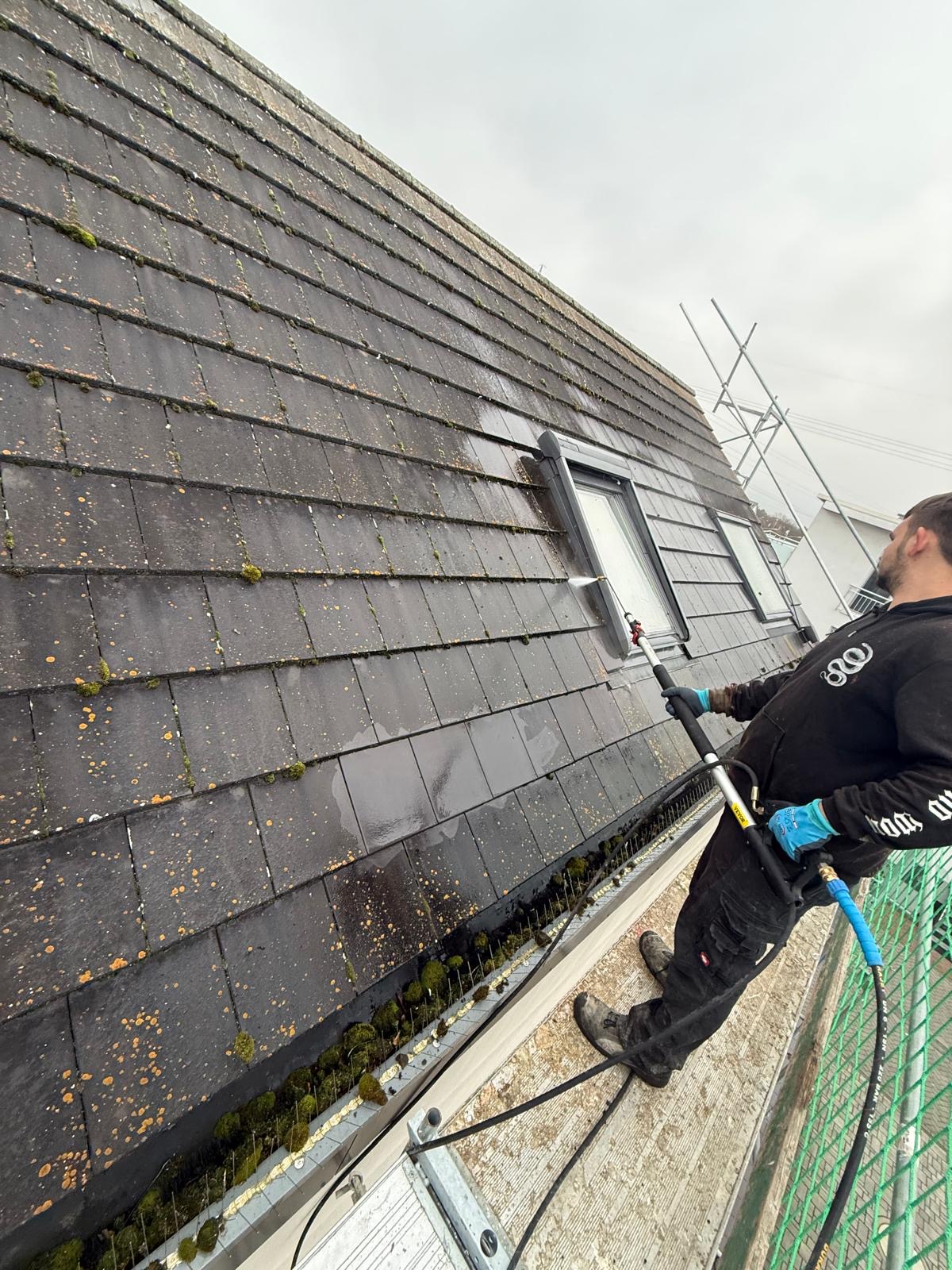 Mitarbeiter von Grundstückpflege Gärth bei der Dachreinigung – mit Sicherung