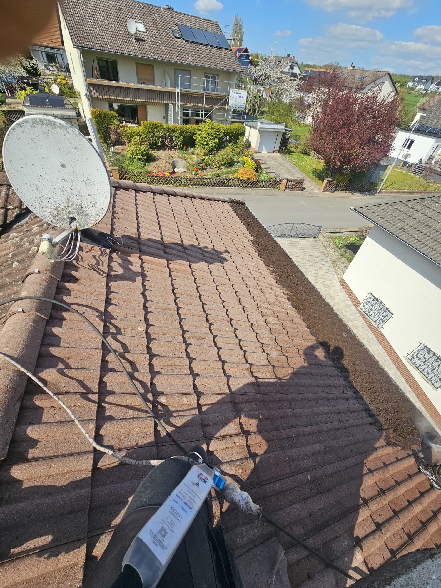 Dachfläche während der Reinigung – sichtbarer Unterschied