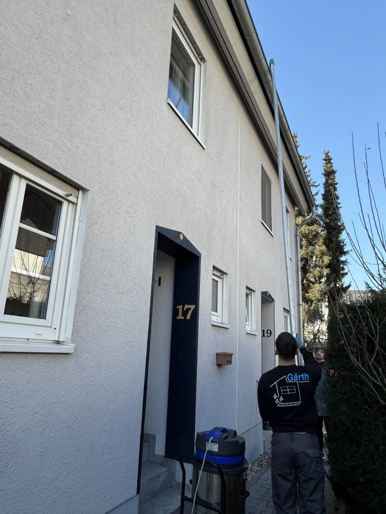 Dachrinnenreinigung mit professionellem Saugsystem vom Boden aus