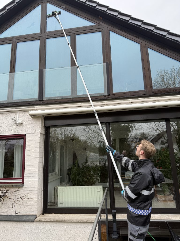 Fensterreinigung an einer modernen Villa im Raum Idstein
