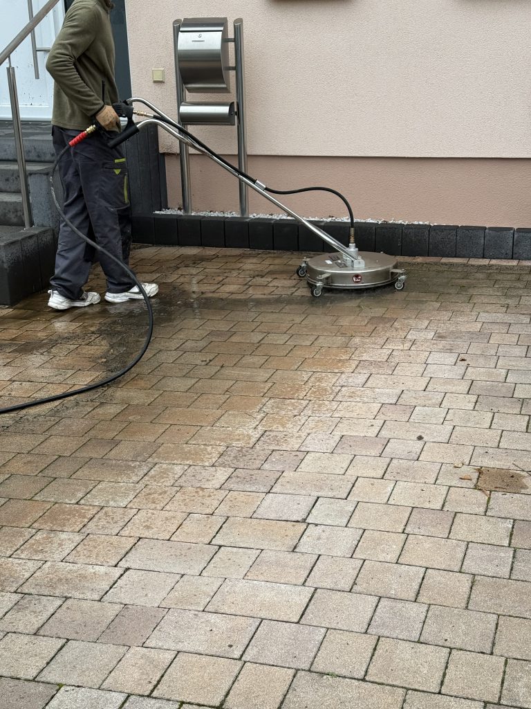 Pflaster- & Terrassenreinigung im Raum Idstein – fair und transparent
