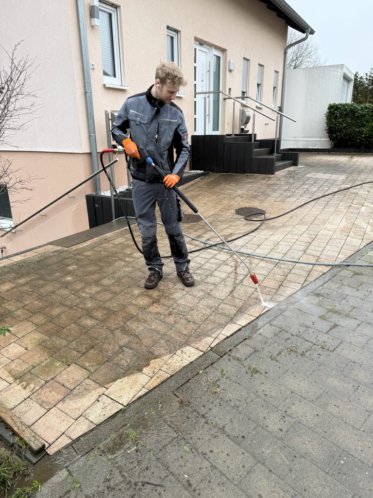 Pflaster- & Terrassenreinigung