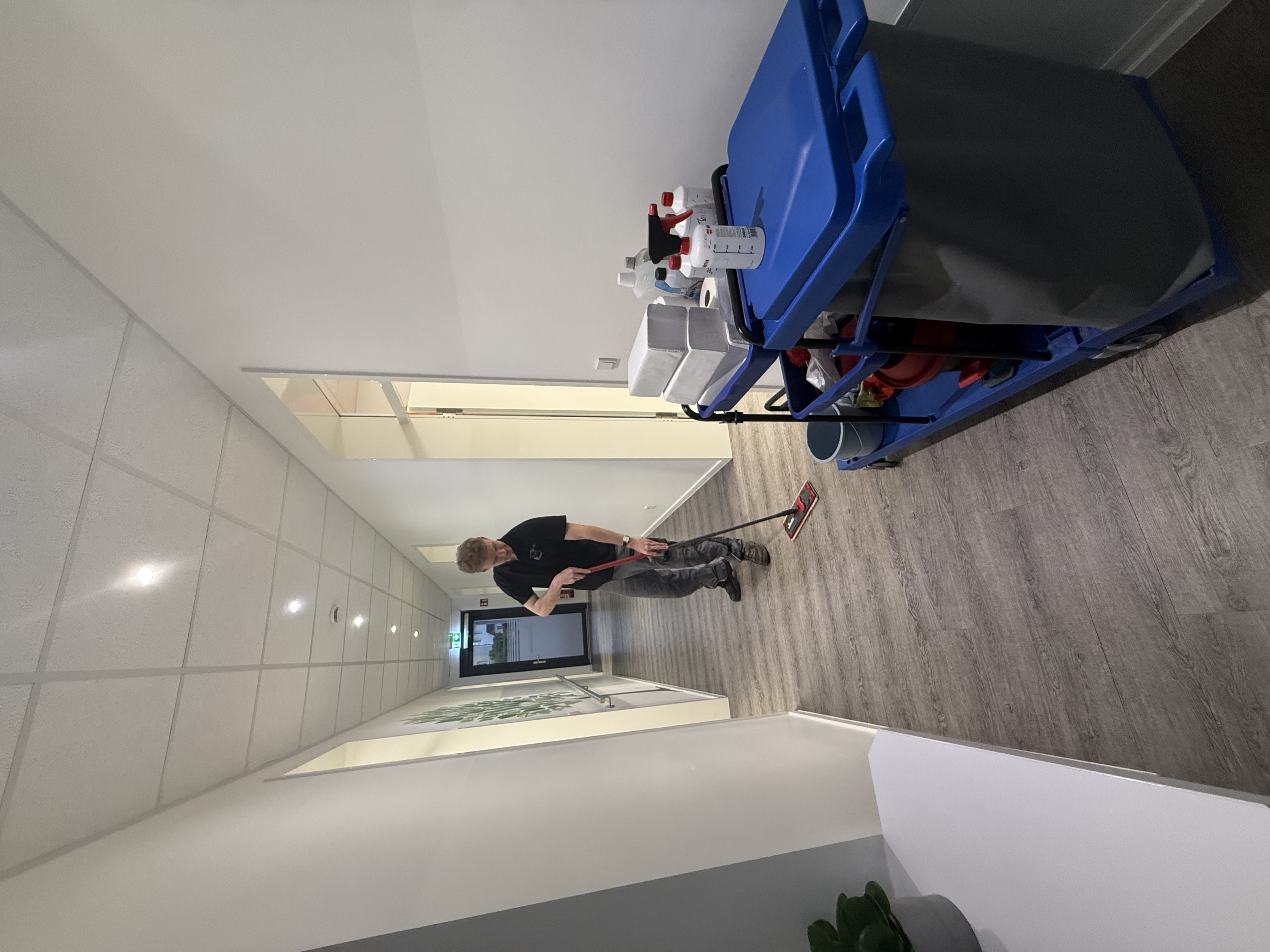 Bodenreinigung in einem hellen Bürogebäude