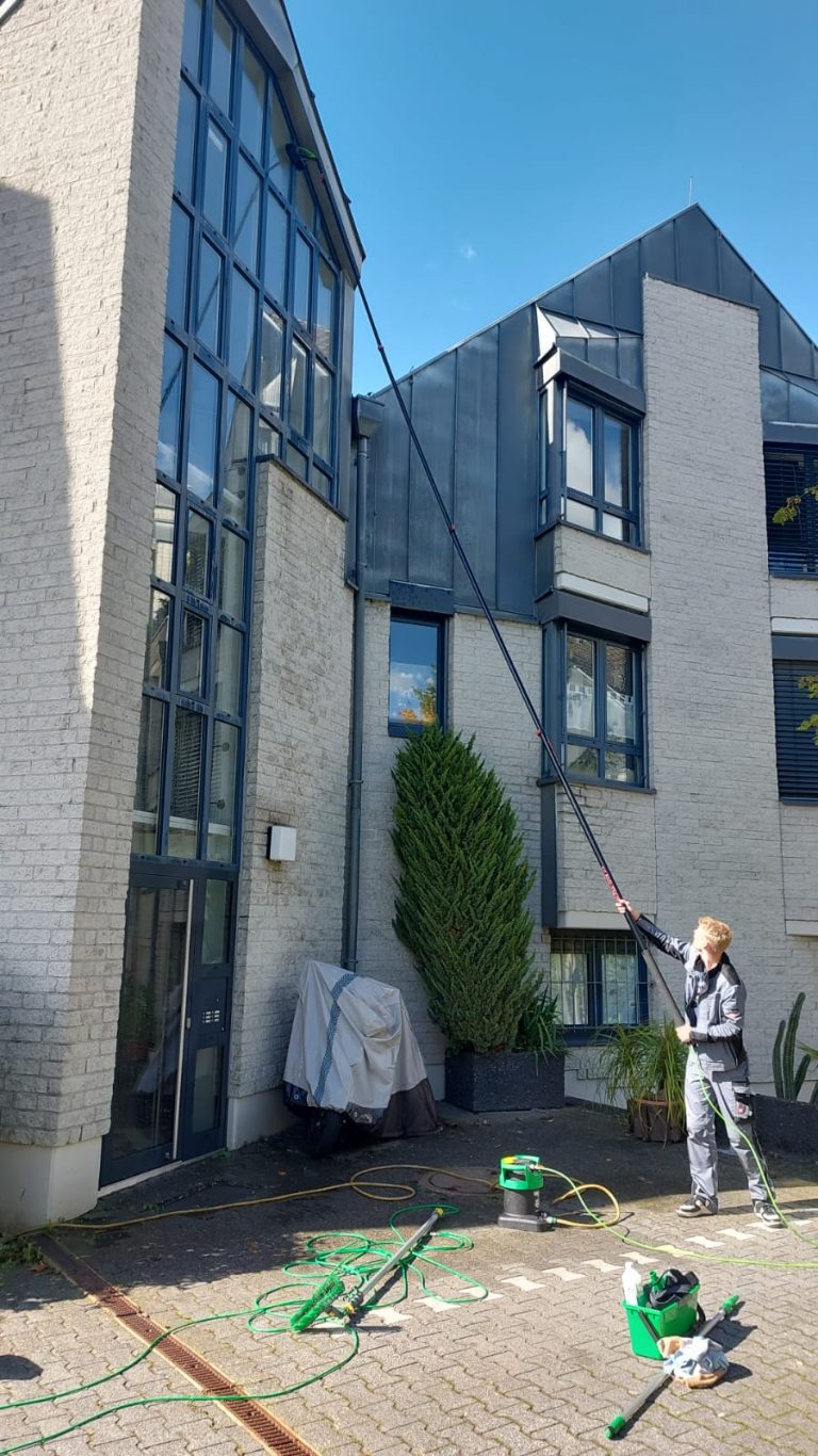 Reinigung von Fenstern in großer Höhe mit Teleskopstange