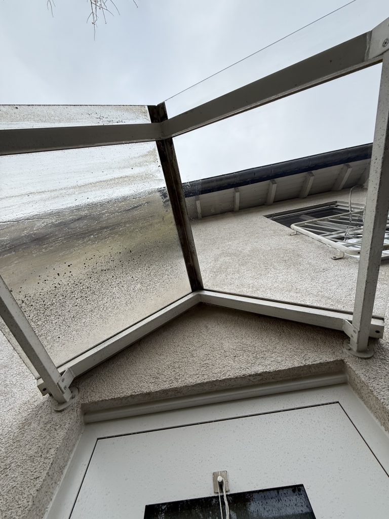 Ein Verdrecktes Vordach aus Glas
