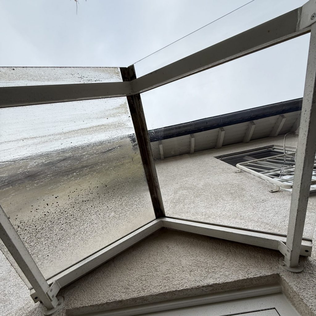 Verdrecktes Vordach aus Glas