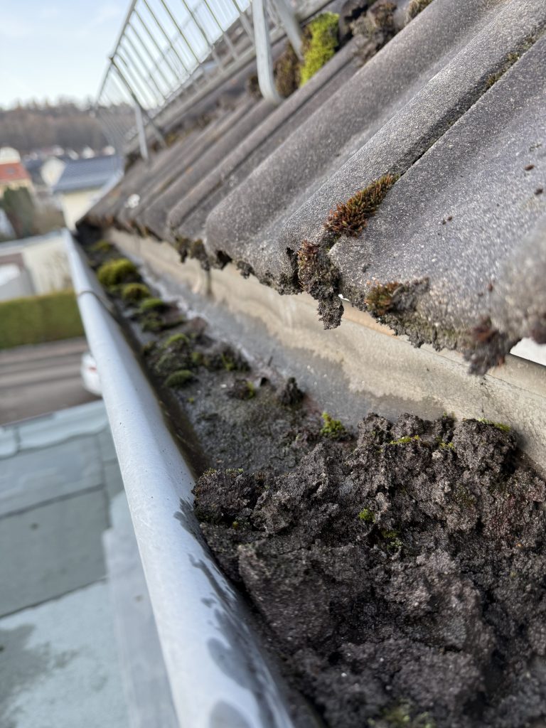 Eine dreckige Dachrinne