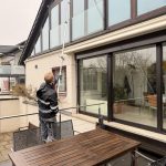 Reinigung der Fenster eines Hauses