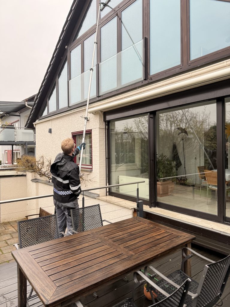 Reinigung der Fenster eines Hauses